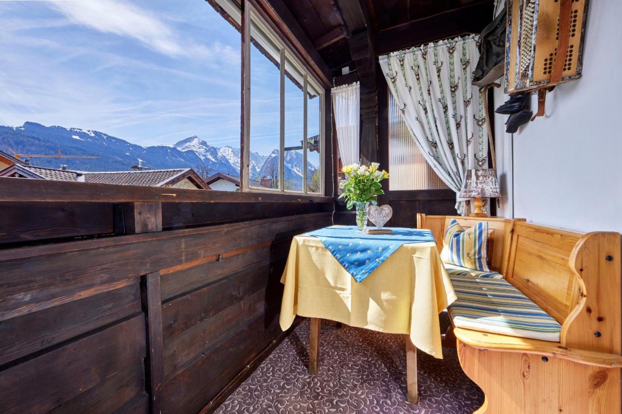 Gaestehaus Angela Garmisch-Partenkirchen Bagian luar foto
