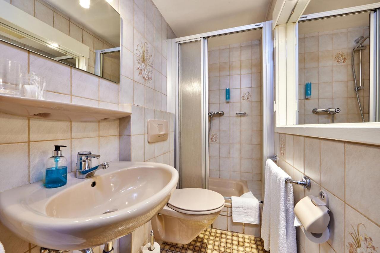 Gaestehaus Angela Garmisch-Partenkirchen Bagian luar foto